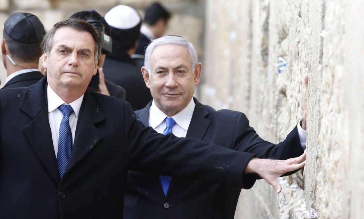 O presidente brasileiro, Jair Bolsonaro, e o primeiro-ministro israelense, Benjamin Netanyahu, tocam o Muro das Lamentações, o local mais sagrado onde os judeus podem orar, na Cidade Velha de Jerusalém, em 1º de abril de 2019. — Foto: MENAHEM KAHANA