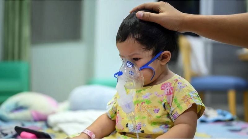 Em geral, quando as crianças adoecem com o VSR, tratamento consiste em suplemento de oxigênio (Foto: Getty Images via BBC News)