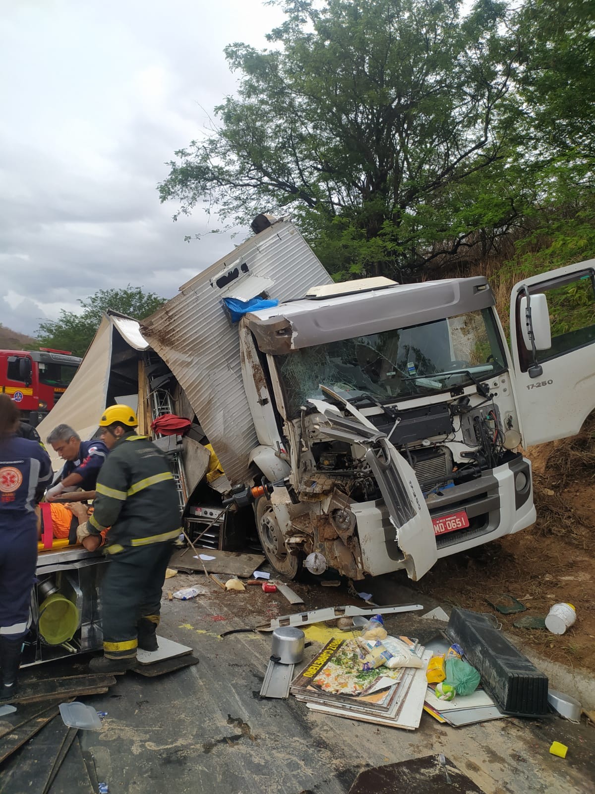Uma pessoa fica ferida em acidente entre dois caminhões na BR-251