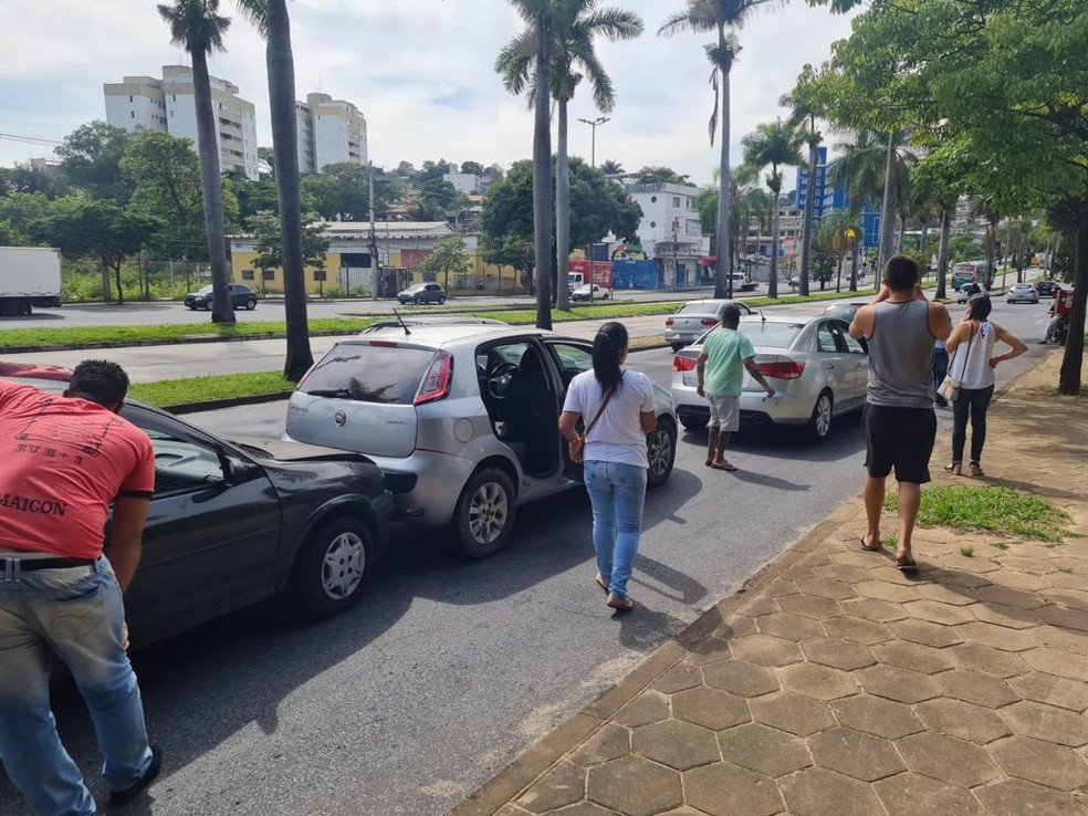 Engavetamento atingiu vários veículos e deixou parte da pista interditada — Foto: Redes sociais