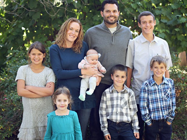 Michael Wetzel, uma das vítimas dos atiradores em San Bernardino, ao lado da esposa e de seus seis filhos (Foto: Divulgação/Church of the Woods)