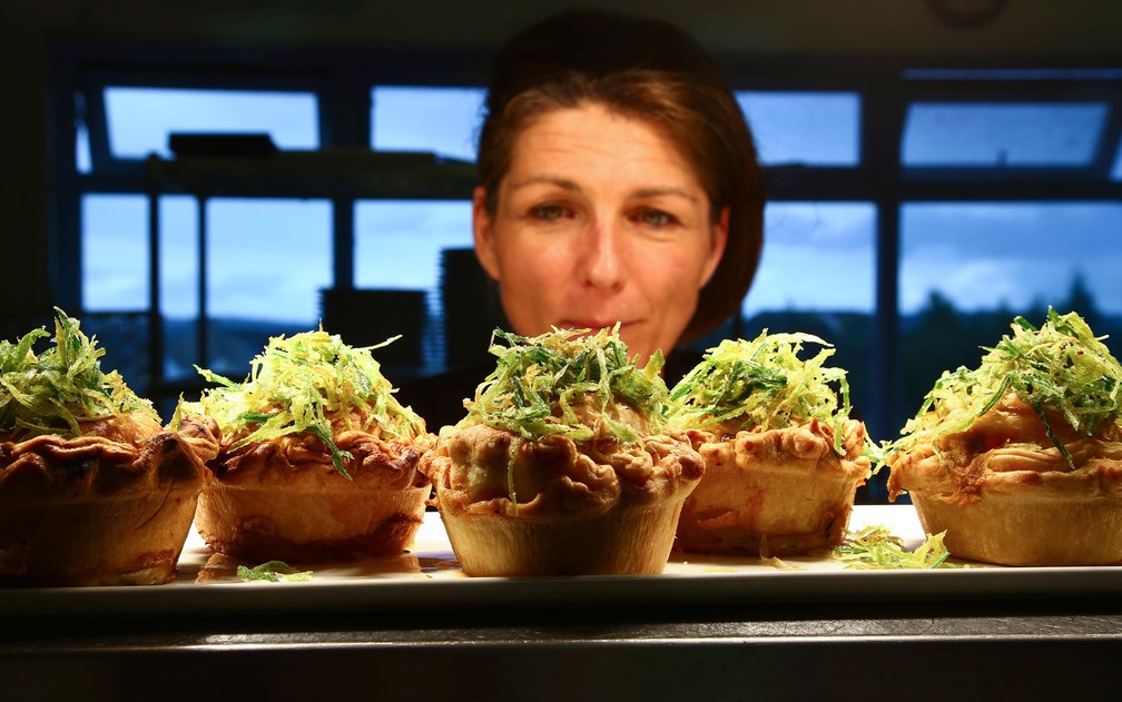 A chef do Forest Green Rover, Em Franklin, prepara refeições veganas antes de uma partida contra o MK Dons no estádio The New Lawn, em Nailsworth, na Inglaterra, no dia 8 de agosto (Foto: Geoff Caddick/AFP)