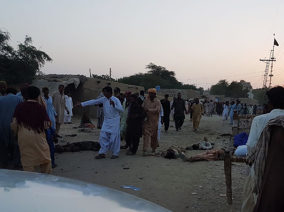 Ataque perto de santuário deixou mortos nesta quinta-feira (5) no Paquistão (Foto: STR / AFP)