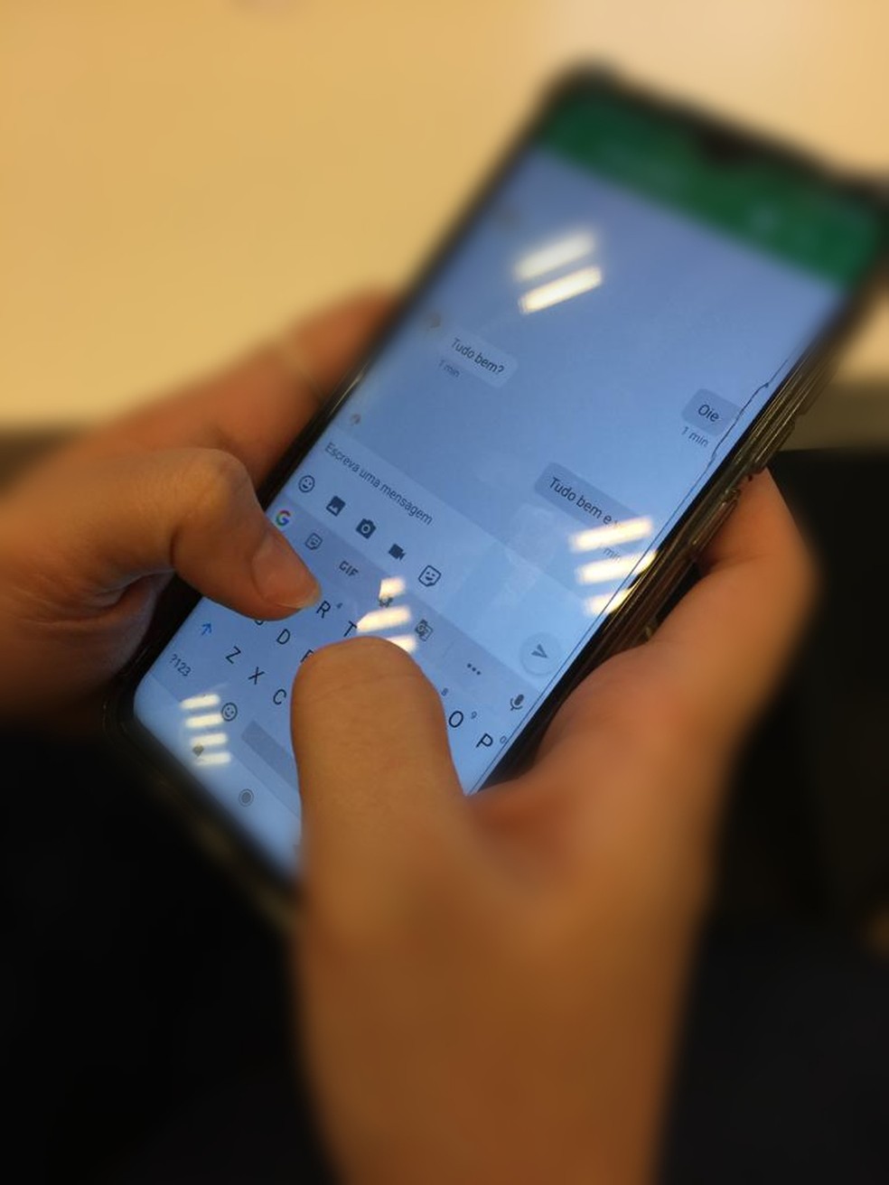 Vítima conheceu o estelionatário no aplicativo Hangouts, do Google.  — Foto: Juliana Steil/G1