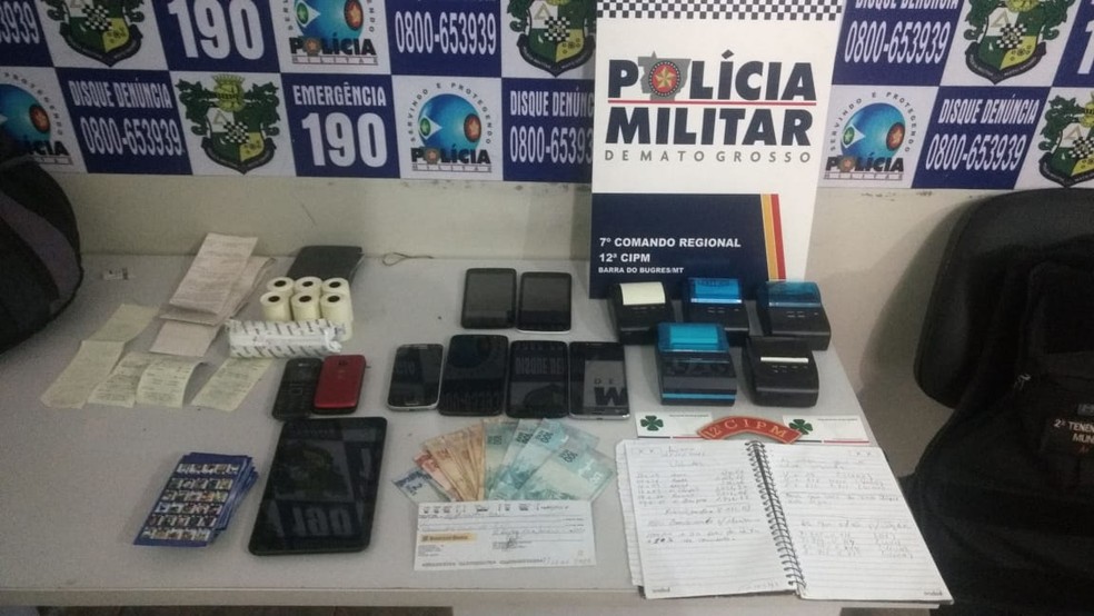 Objetos encontrados no carro conduzido pelos suspeitos (Foto: Polícia Civil-MT)