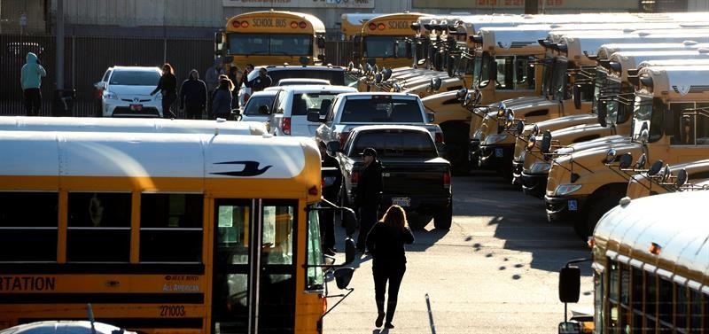 Condutores de ônibus escolares esperam ordem após ameaça de bomba fechar escolas em Los Angeles (Foto: Paul Buck/EFE)