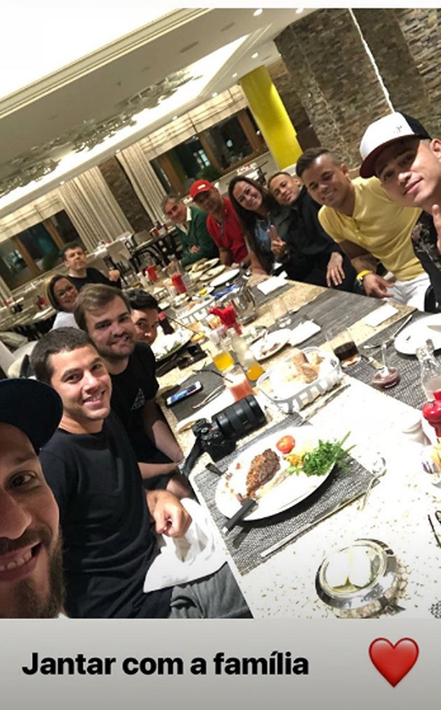 O jantar de Neymar (Foto: Reprodução Instagram)