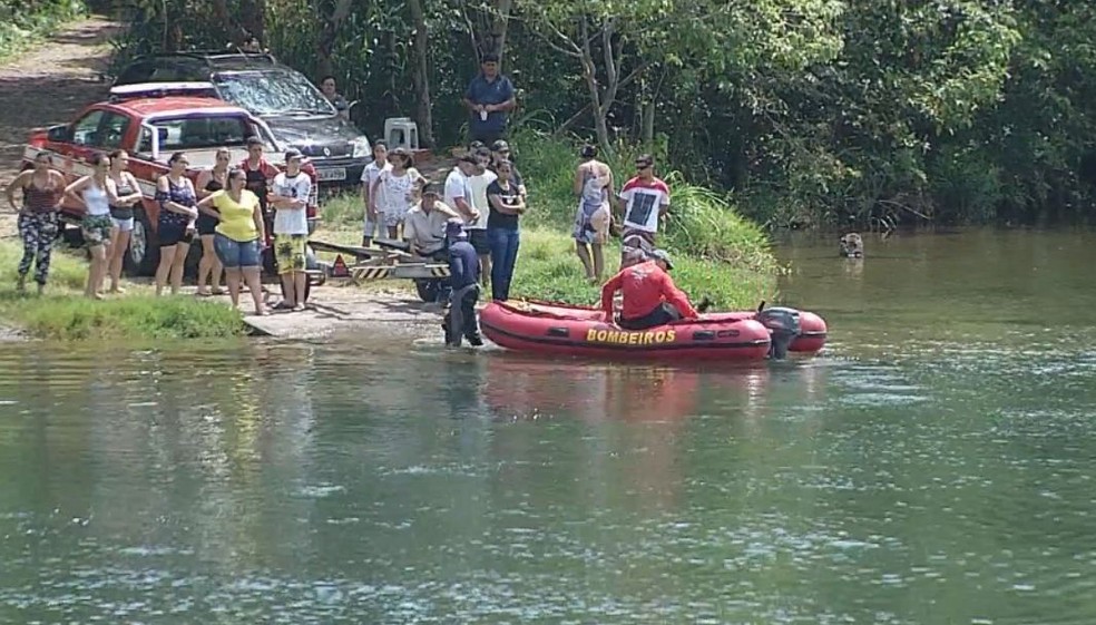 Quatro pessoas se afogaram no Rio Paranapanema em Chavantes  — Foto: TV TEM/ Reprodução