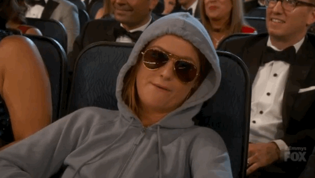 Amy Poehler aguardando a sua derrota no Emmy (Foto: reprodução)
