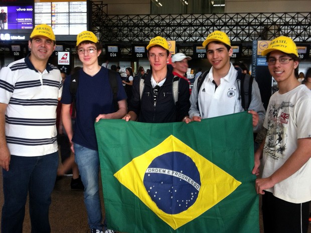 Estudantes brasileiros de ensino médio ganharam competição em Moçambique (Foto: Divulgação/OBM)