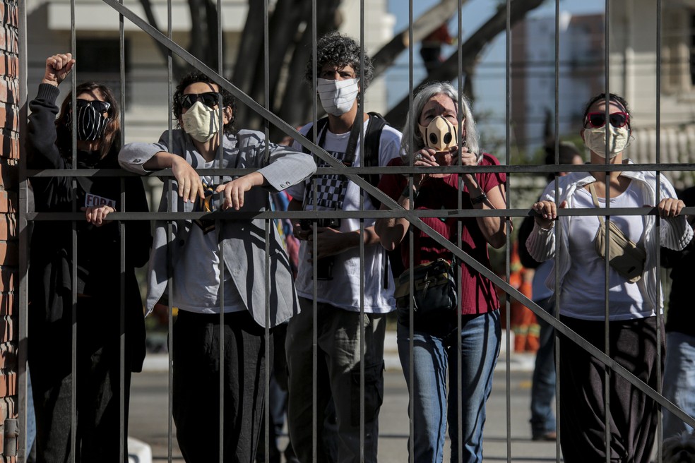 Entidades e funcionários da Cinemateca protestam em frente a instituição na manhã desta sexta-feira (7) — Foto: Suamy Beydon/Agif/Estadão Conteúdo