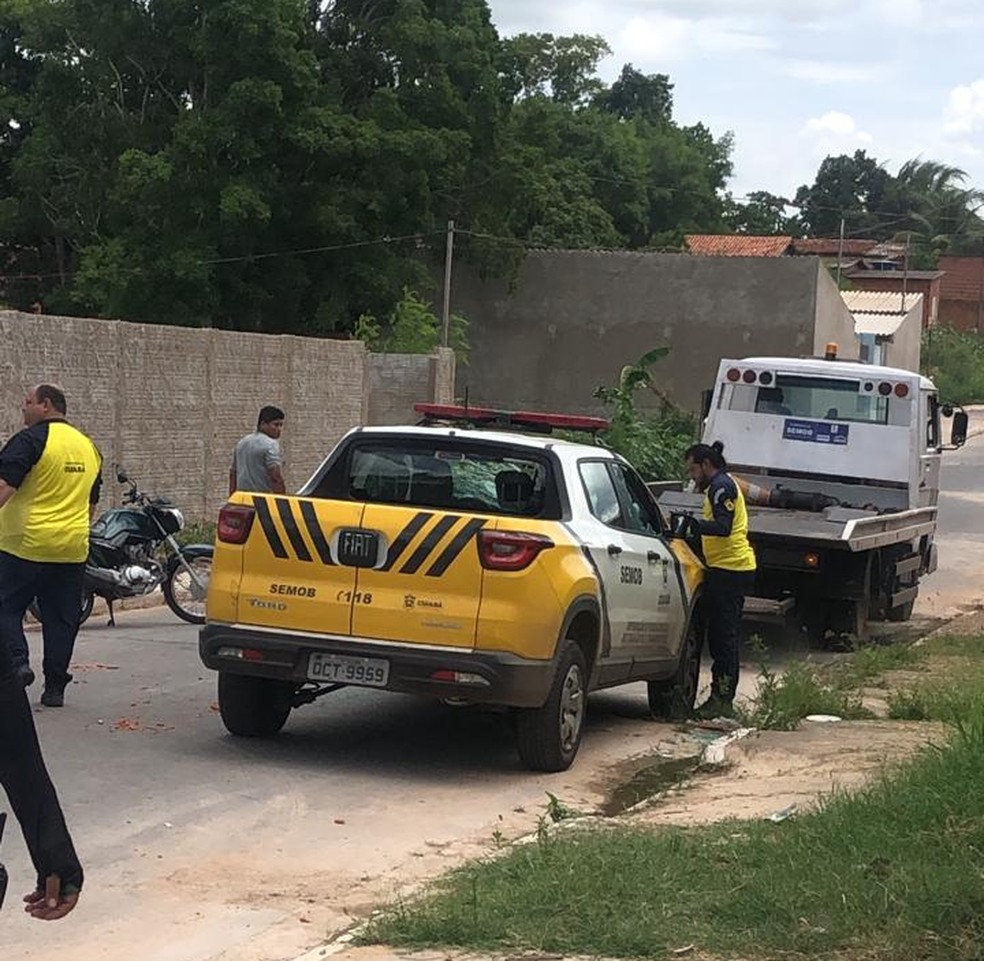 Agentes faziam fiscalização em bairro quando carro foi atacado — Foto: Divulgação