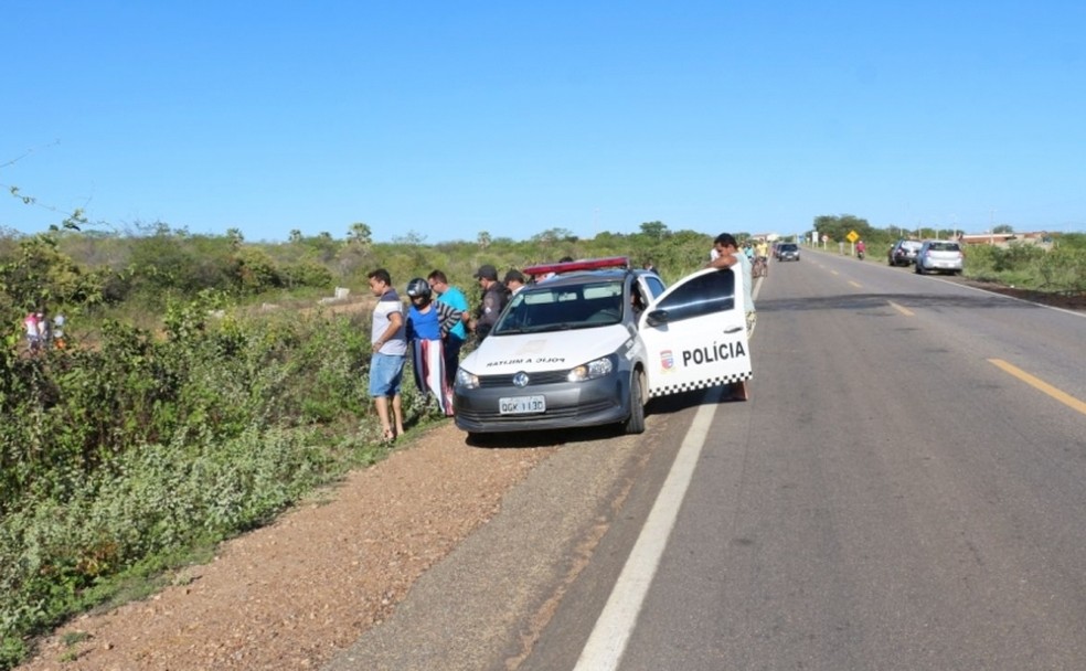 Corpo do taxista foi encontrado em uma das marginais da BR-405 (Foto: Marcelino Neto/O Câmera)