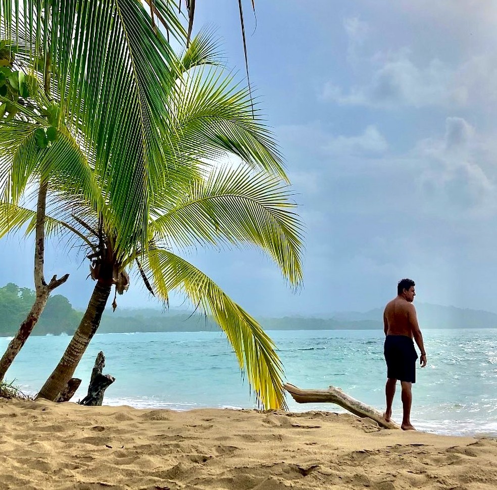 Luiz na praia Punta Uva, na Costa Rica, recomendada por Jesse Koz — Foto: Arquivo pessoal/ Luiz Torello
