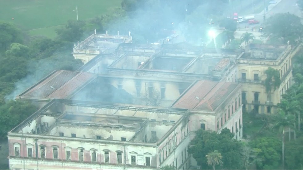 Bombeiros seguem no trabalho de rescaldo da estrutura do Museu Nacional (Foto: Reprodução/ TV Globo)