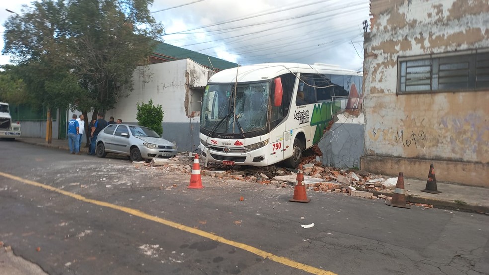 Acidente aconteceu na Rua Pacaembu, no bairro Pauliceia, em Piracicaba — Foto: Marcos Pinguim/ EPTV