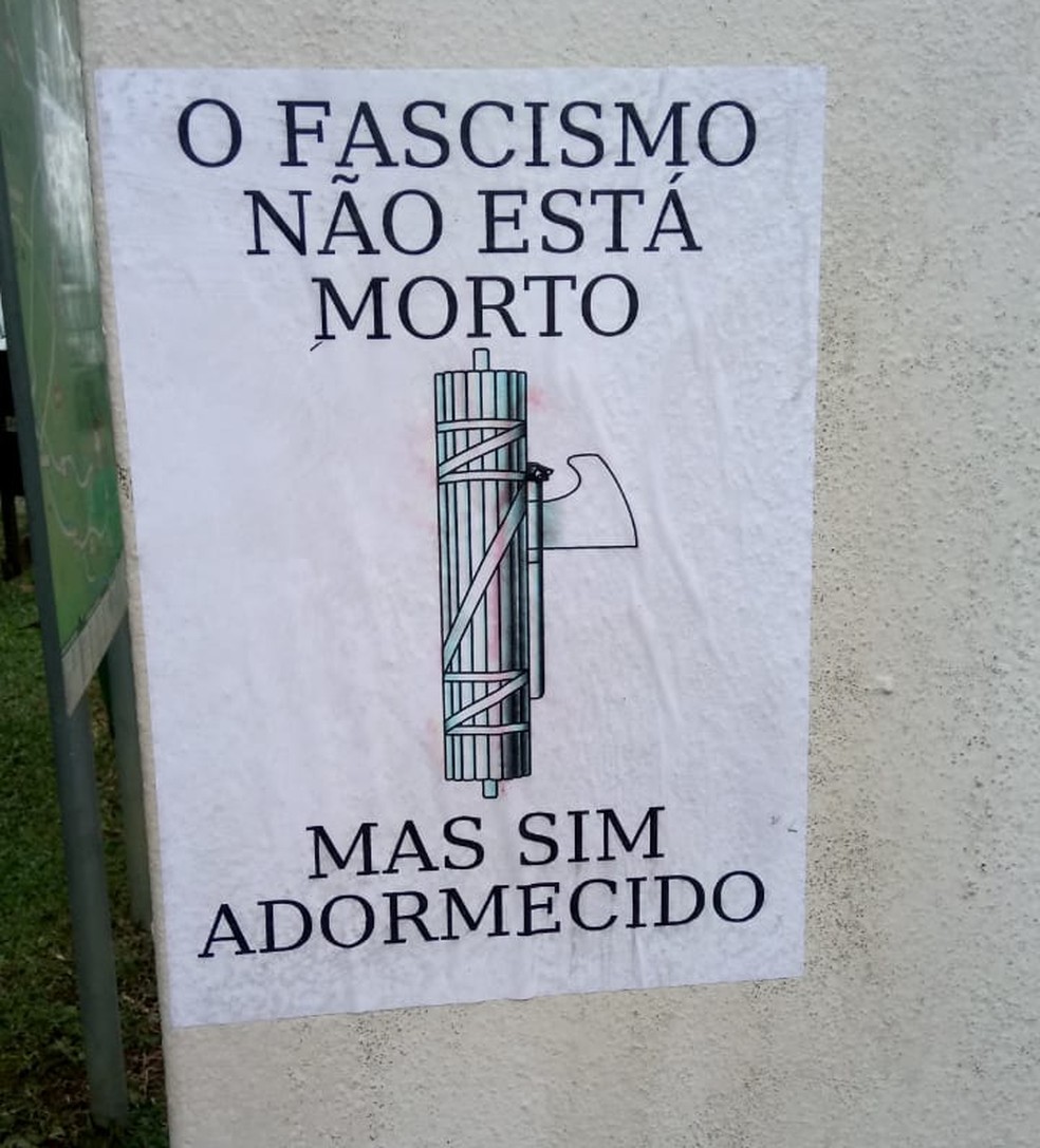 Cartaz com referência ao fascismo é colado no portal turístico de Presidente Getúlio — Foto: Divulgação