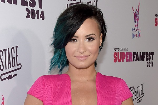 Em 2011, após ser internada em uma clínica de reabilitação, a cantora Demi Lovato admitiu ter sofrido bulimia e vício em drogas e álcool. (Foto: Getty Images)