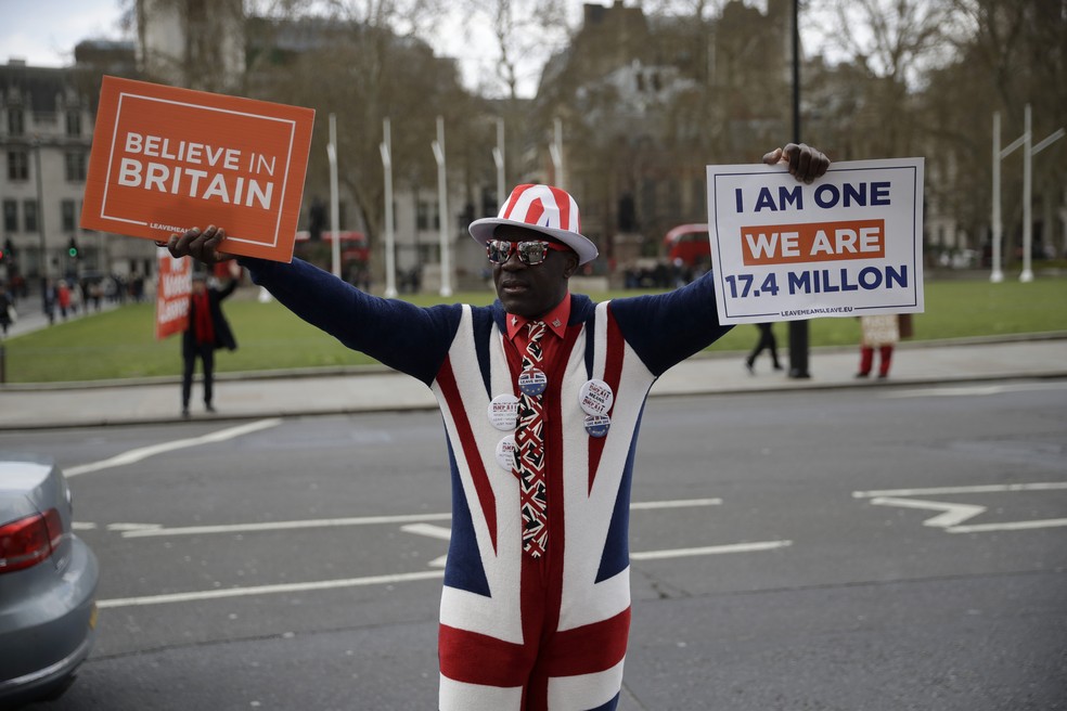 Apoiador do Brexit - saída do Reino Unido da União Europeia - protesta com cartazes perto dos prédios do Parlamento britânico, em Londres. — Foto: Matt Dunham/AP