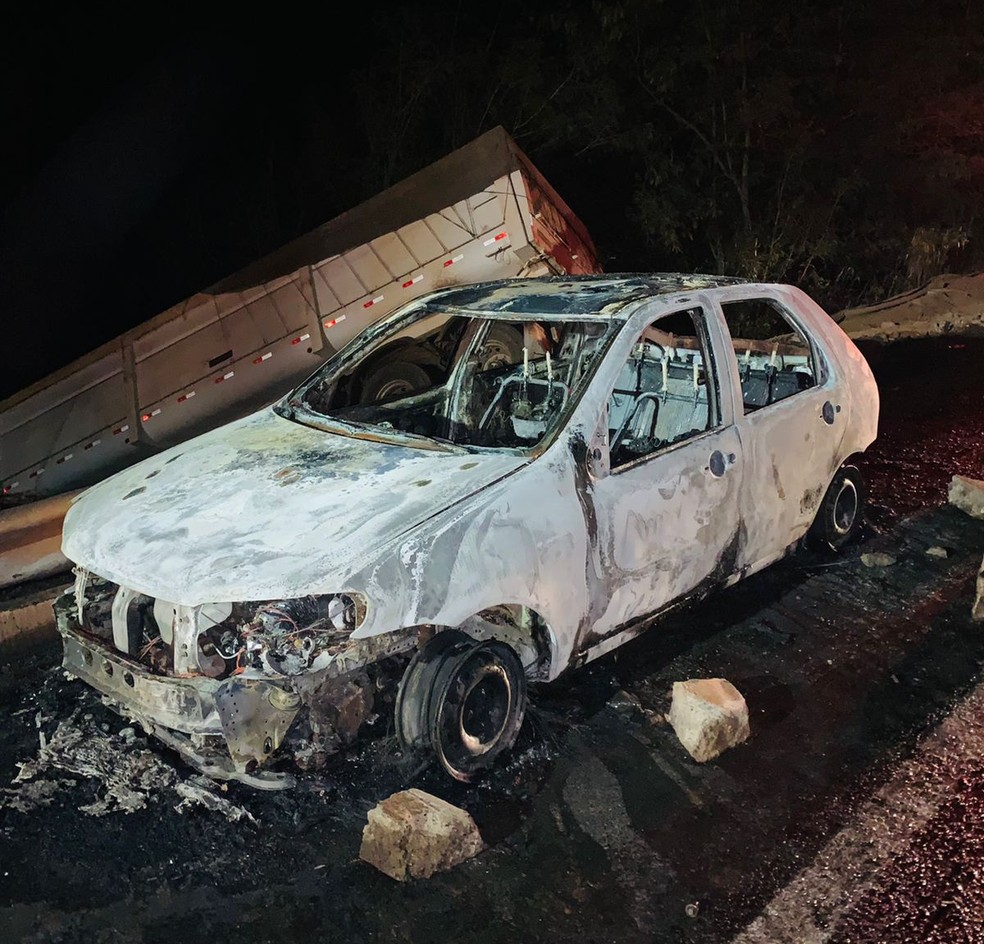Carro ficou destruído após ser consumido pelas chamas — Foto: Corpo de Bombeiros/Divulgação