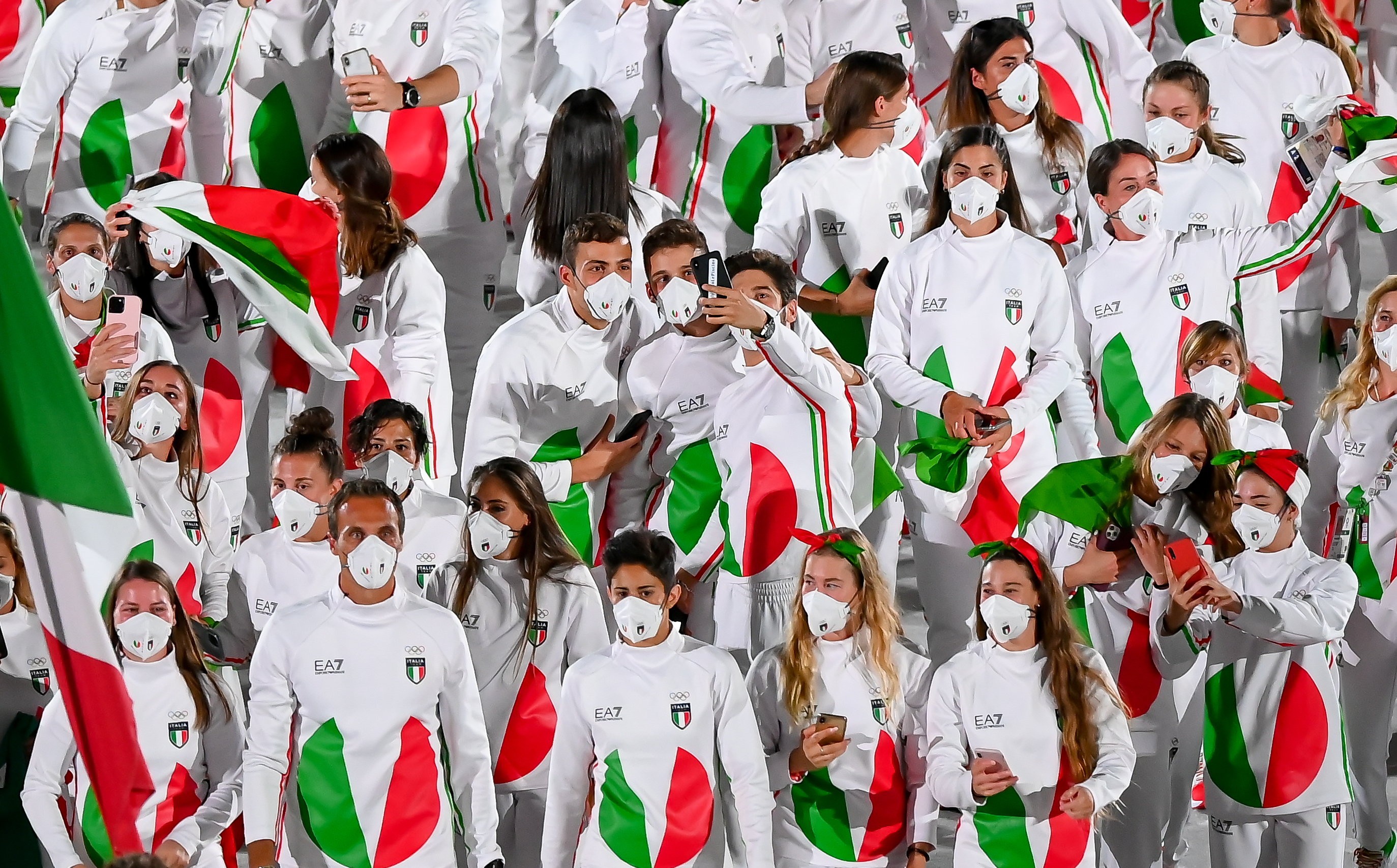 Tokyo , Japan - 23 July 2021; Athletes from Team Italy pose for a 'selfie' during the 2020 Tokyo Summer Olympic Games opening ceremony at the Olympic Stadium in Tokyo, Japan. (Photo By Stephen McCarthy/Sportsfile Photo by Stephen McCarthy/Sportsfile via G (Foto: Sportsfile via Getty Images)