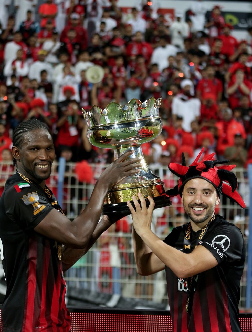 Everton Ribeiro ganhou o título local recentemente pelo Al Ahli (Foto: Reprodução / Twitter)