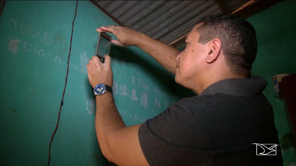 Polícia analisa pegadas na casa de Antônia Conceição para descobrir o autor do assassinato — Foto: Reprodução/TV Mirante