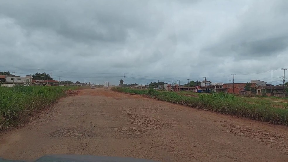 Trecho da BR-364 em Itapuã do Oeste tem vários buracos — Foto: Rede Amazônica