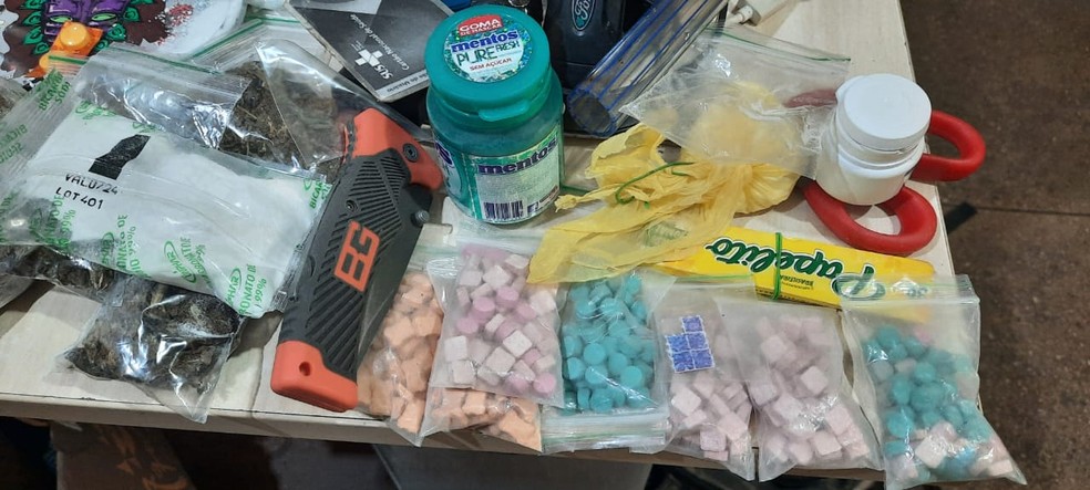 Balas, maconha e cartelas de LSD apreendidas no carro de Walter Gonçalves Maciel Filho — Foto: Blog do Pião