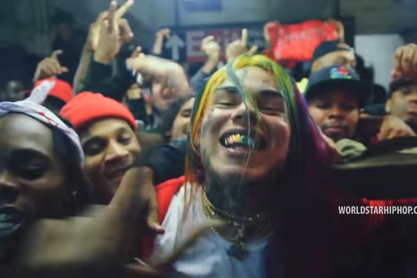 O rapper Tekashi 6ix9ine em um dos clipes apresentados por ele na Justiça dos EUA para expor algum dos demais rappers envolvidos na gangue Nine Trey Gangsta Bloods (Foto: Reprodução)