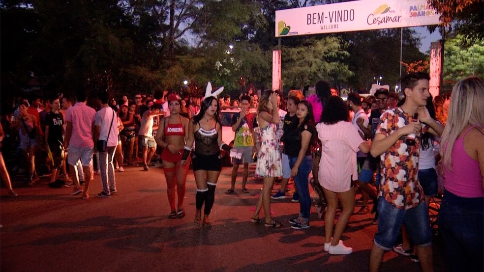 Parada LGBTI atrai multidão em Palmas — Foto: Reprodução/TV Anhanguera