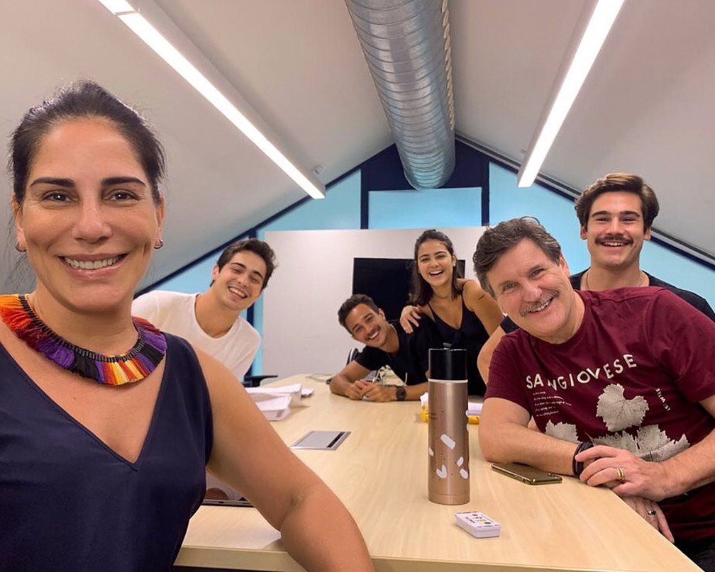 Gloria Pires posa com seus colegas de elenco de 'Ã‰ramos Seis', prÃ³xima novela das 6 â€” Foto: ReproduÃ§Ã£o/Instagram