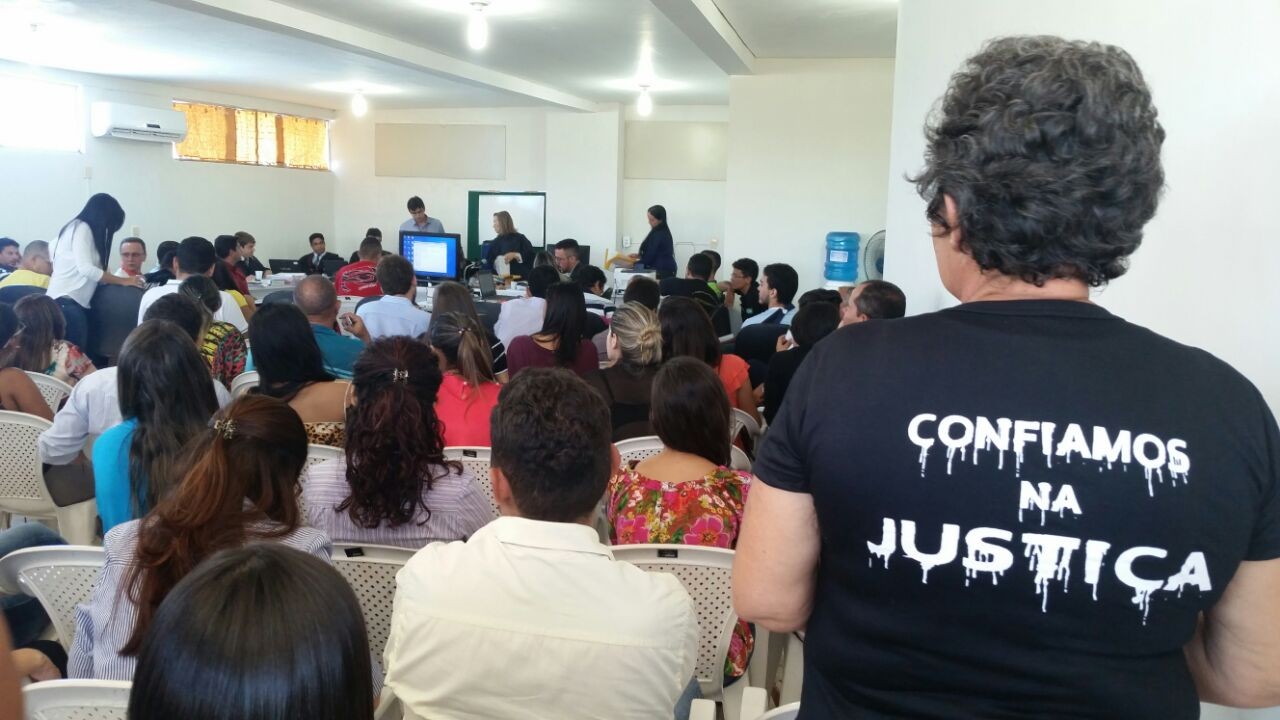 Parentes da vítima acompanham julgamento na Comarca de Picos (Foto: Danilo Bezerra/Portal CidadesnaNet)