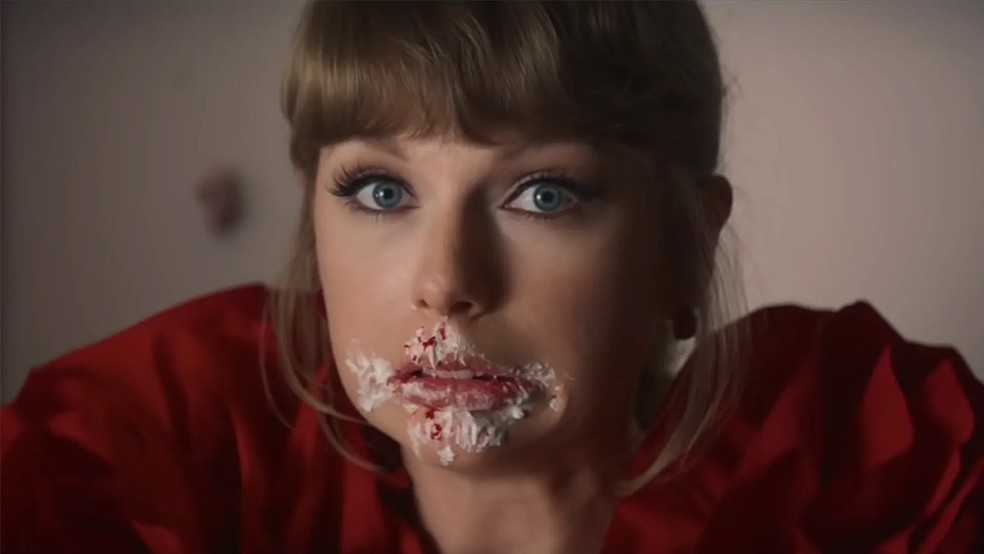 Taylor Swift 'atacou' bolo em clipe de 'I Bet You Think About Me' — Foto: Reprodução Twitter