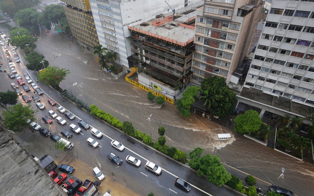 Ponto de alagamento na regiÃ£o da Avenida 9 de Julho, prÃ³ximo Ã  PraÃ§a da Bandeira, na regiÃ£o central de SÃ£o Paulo, durante forte temporal que atinge a capital paulista, na tarde desta terÃ§a-feira (Foto: Nelson Antoine/EstadÃ£o ConteÃºdo)