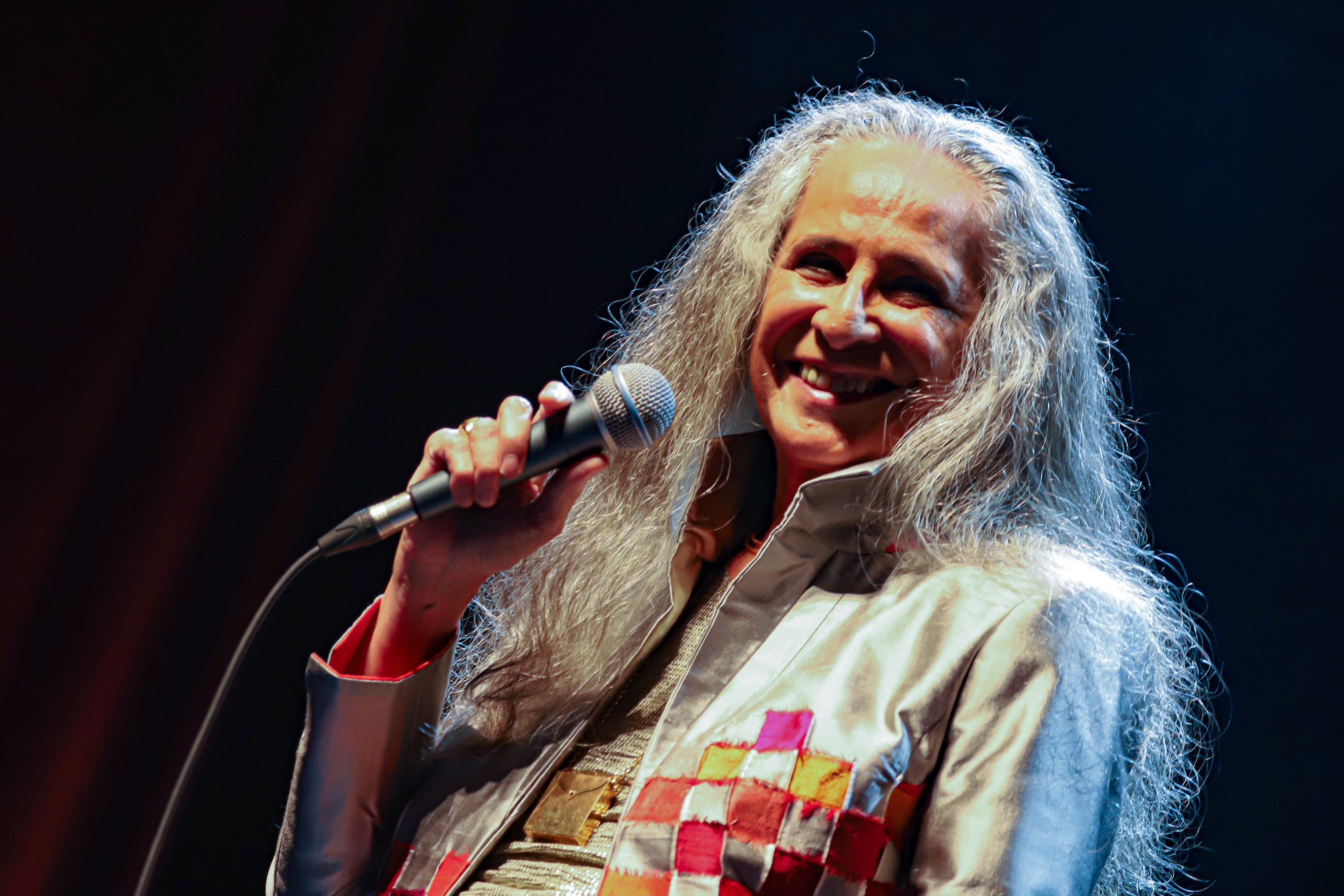 Maria Bethânia mostra em show purificador que tudo ainda arde na voz que hoje canta muito mais...