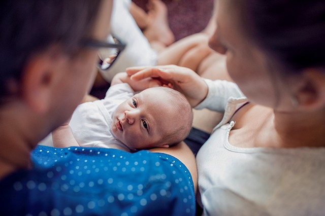 Pai segurando bebê recém-nascido e mãe (Foto: Pai segurando bebê recém-nascido e mãe (Foto: Monkey Business Images / Shutterstock))