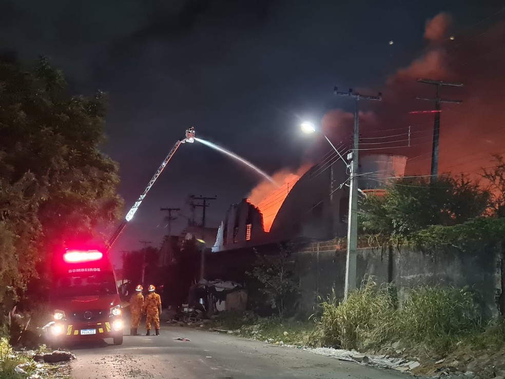 Um tanque e uma escada mecânica giratória foram usados pelos bombeiros para combater as chamas na fábrica de colchões. — Foto: Rafaela Duarte/ SVM