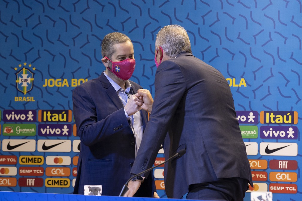 Rogério Caboclo, presidente da CBF, cumprimenta Tite na convocação da seleção brasileira — Foto: Lucas Figueiredo/CBF