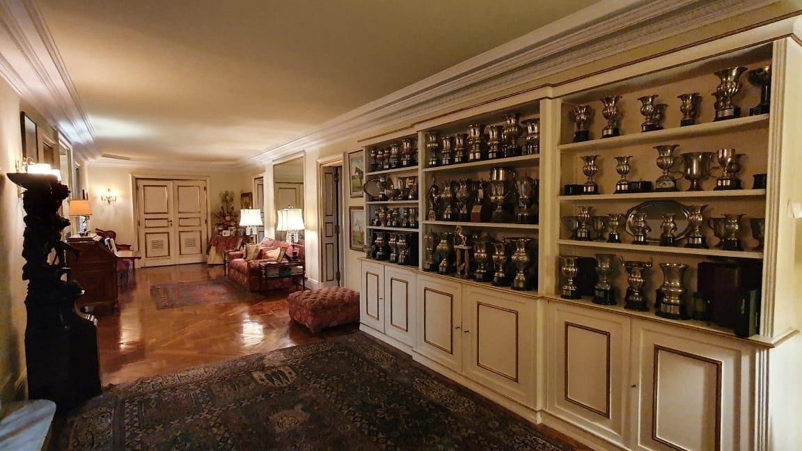 Uma das salas ostenta mobiliário antigo e artigos de luxo — Foto: Reprodução