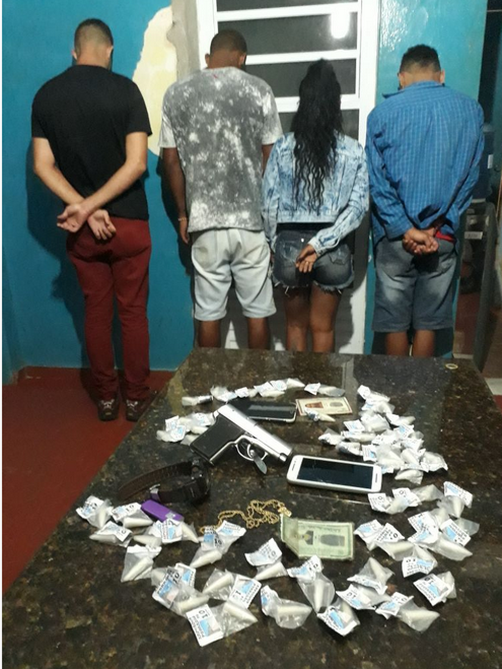 Suspeitos foram detidos com a carga da droga na RJ-106, em Saquarema (Foto: Divulgação/Polícia Rodoviária Estadual)