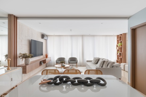 Apartamento de 140 m² em Brasília tem décor minimalista e tons neutros (Foto: Júlia Tótoli)