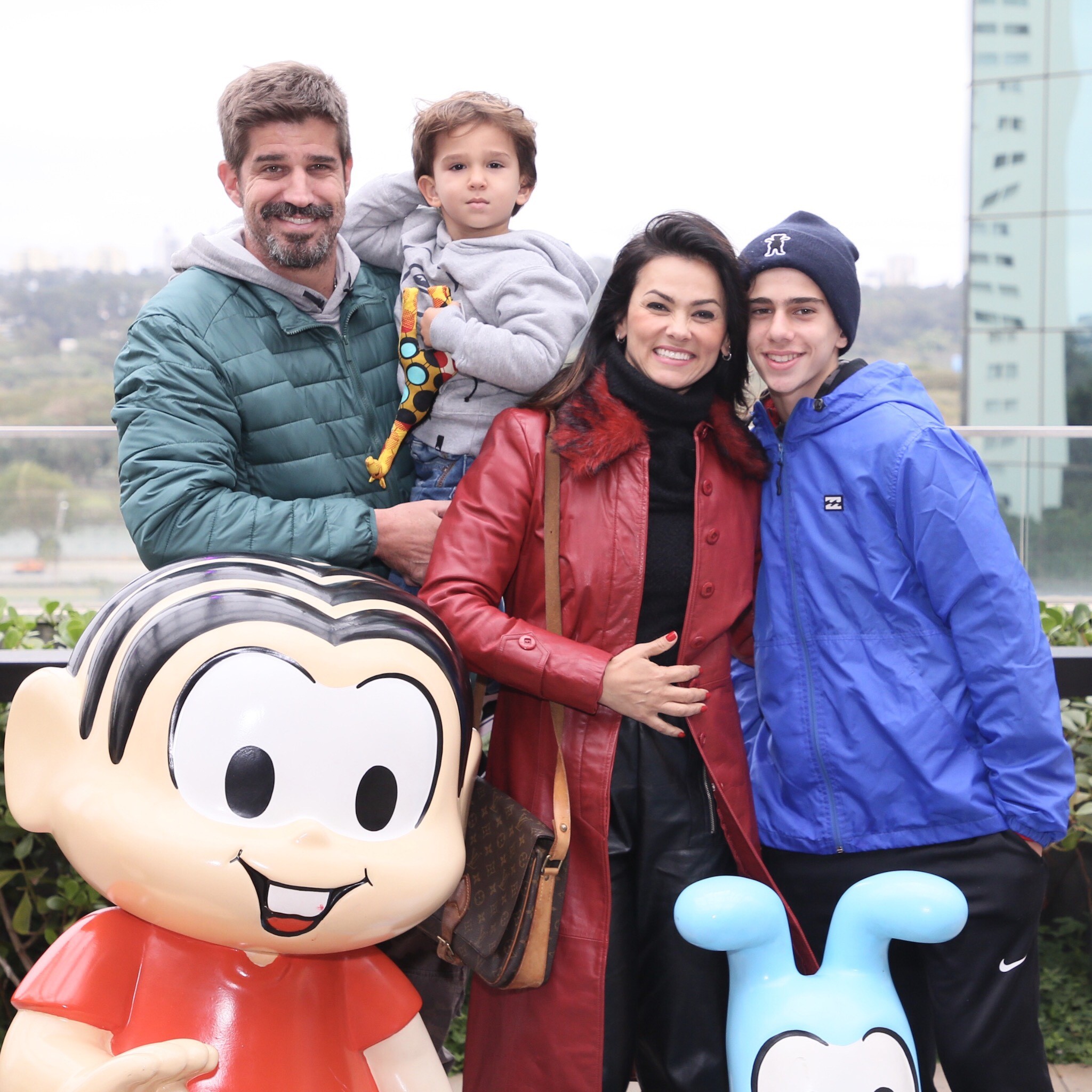 Felipe Saretta com a mulher, Suzana Alves e filhos, Benjamin e Felipe (Foto: Manuela Scarpa/Brazil News)