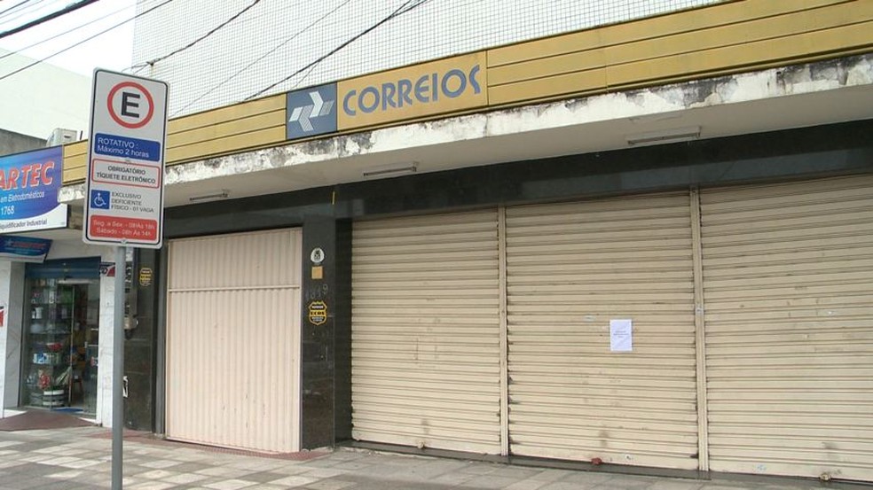 AgÃªncia dos Correios de Laranjeiras estÃ¡ fechada apÃ³s assalto â€” Foto: ReproduÃ§Ã£o/TV Gazeta