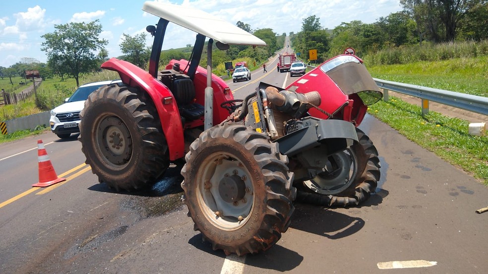 Batida frontal entre carro e trator deixa quatro pessoas feridas em rodovia de Borborema  — Foto: Corpo de Bombeiros/Divulgação