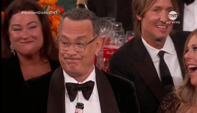 Tom Hanks segurou a risada durante monólogo do comediante Ricky Gervais no Globo de Ouro 2020 (Foto: Twitter)