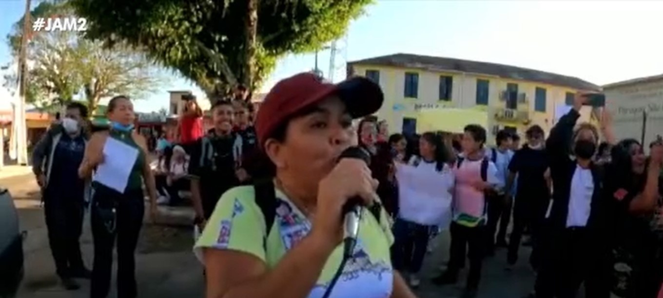Alunos fazem protesto por mais ônibus em cidade do interior do AM