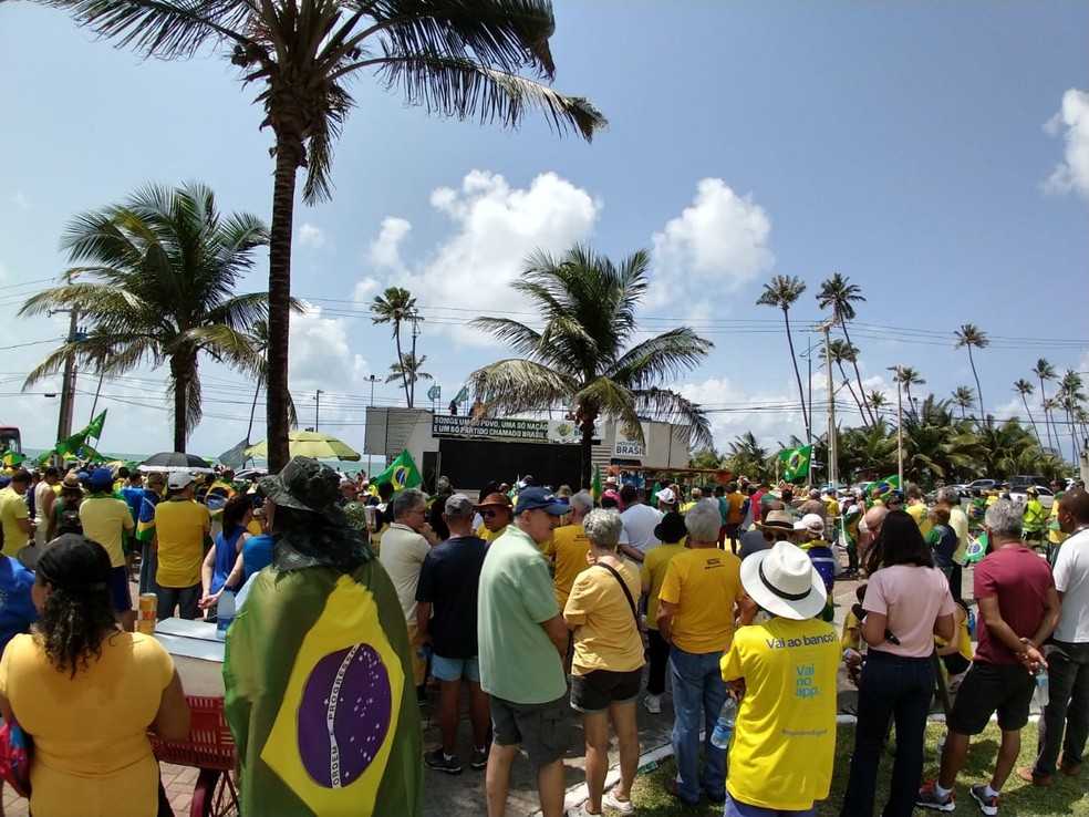 MACEIÓ, 10h30: Manifestantes se reúnem na Praça Vera Arruda, na Jatiúca, neste domingo (25) — Foto: Arquivo Pessoal/Alessandro Gusmão