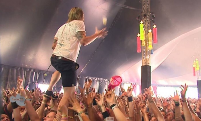 David Achter de Molen pega cerveja no ar e bebe em cima do público (Foto: Reprodução)