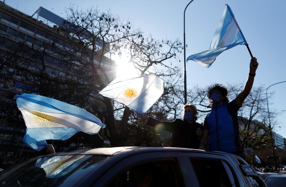 Manifestantes protestam contra o governo da Argentina em Buenos Aires nesta segunda-feira (17) — Foto: Agustin Marcarian/Reuters